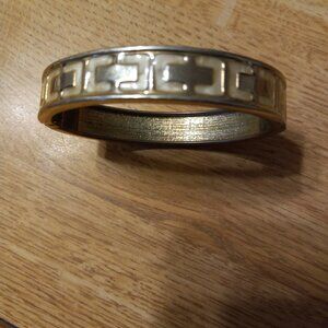 VINTAGE GOLD TONE HINGEDD BRACELET